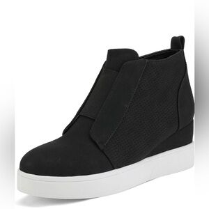 DREAM PAIRS Women’s Black Platform Wedge Sneakers Ankle Booties. Size 8